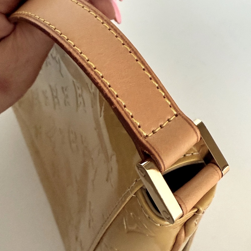 Authentic Louis Vuitton Vernis Thompson Shoulder Bag with Classic Design. - Picture 6 of 14